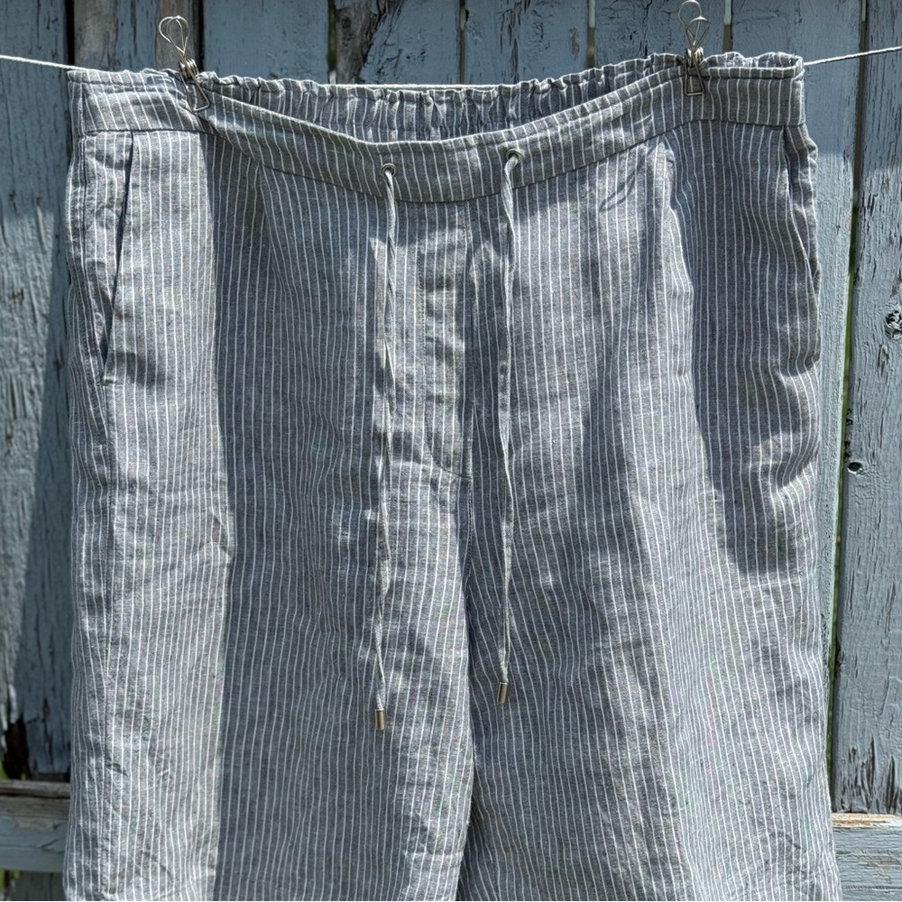 Chico's Women’s Shorts 2.5 size 14 Gray/White 100% Linen Bottoms Elastic Waist